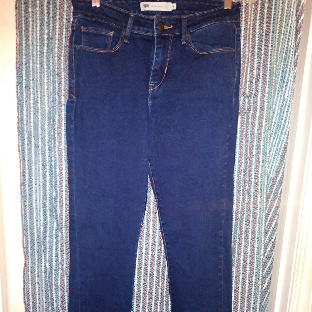 Levis Stretchy Mid Rise size 6 jeans
